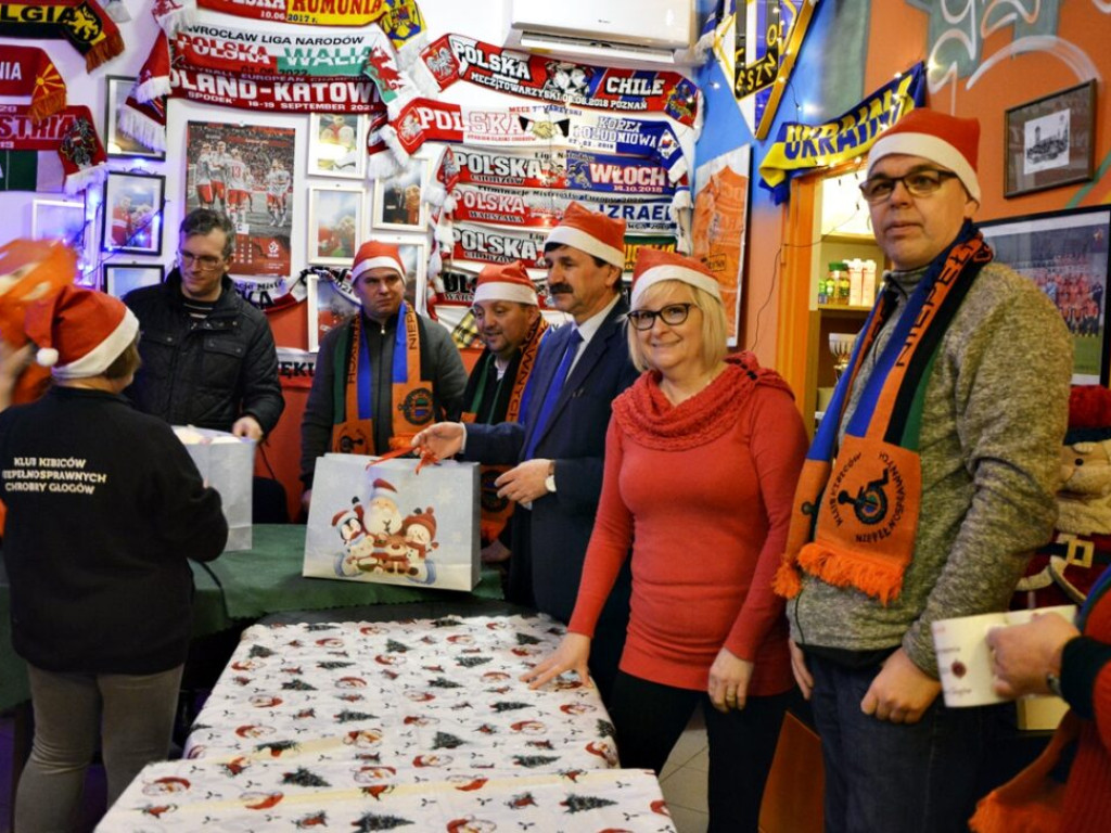 Kibice Chrobrego przygotowali paczki dla dzieci. Zobacz, ile tego było! [Zdjęcia]