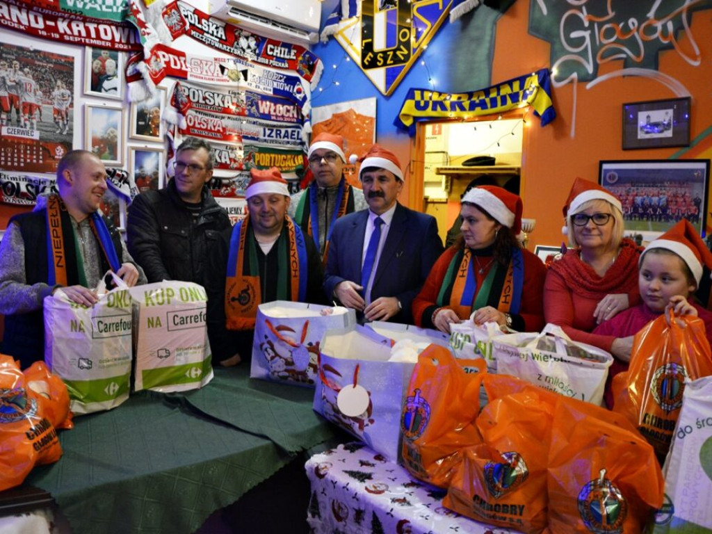 Kibice Chrobrego przygotowali paczki dla dzieci. Zobacz, ile tego było! [Zdjęcia]