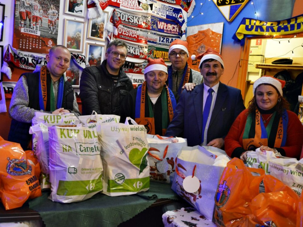 Kibice Chrobrego przygotowali paczki dla dzieci. Zobacz, ile tego było! [Zdjęcia]