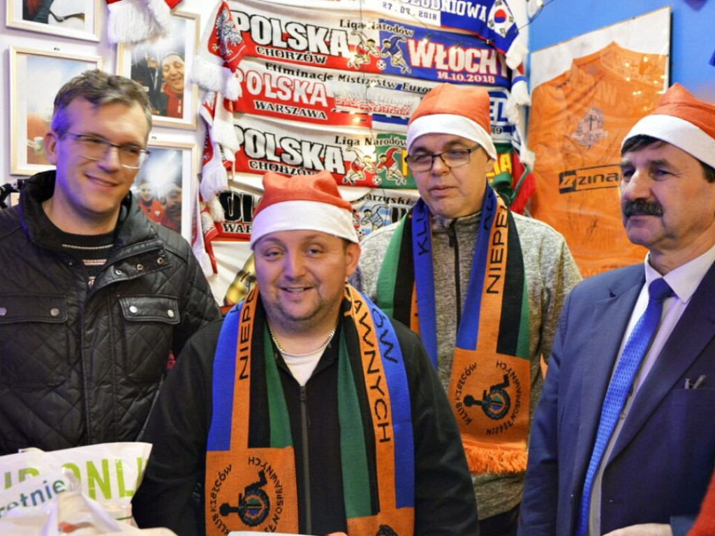 Kibice Chrobrego przygotowali paczki dla dzieci. Zobacz, ile tego było! [Zdjęcia]