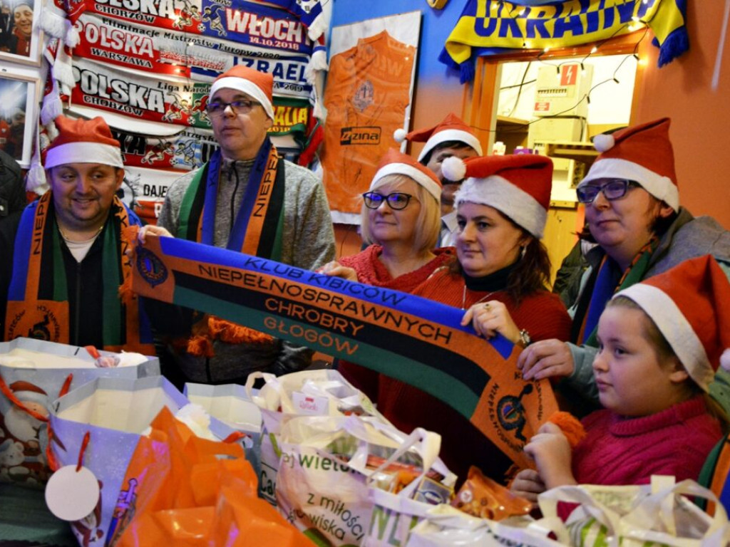 Kibice Chrobrego przygotowali paczki dla dzieci. Zobacz, ile tego było! [Zdjęcia]