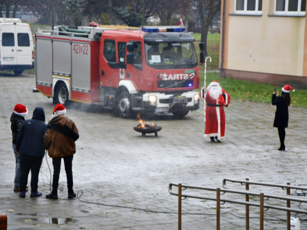 Mikołaj przyjechał wozem strażackim. Dzieci zachwycone [Zdjęcia]