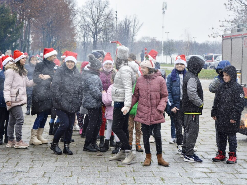 Mikołaj przyjechał wozem strażackim. Dzieci zachwycone [Zdjęcia]