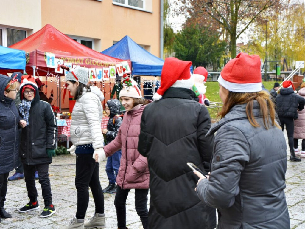 Mikołaj przyjechał wozem strażackim. Dzieci zachwycone [Zdjęcia]
