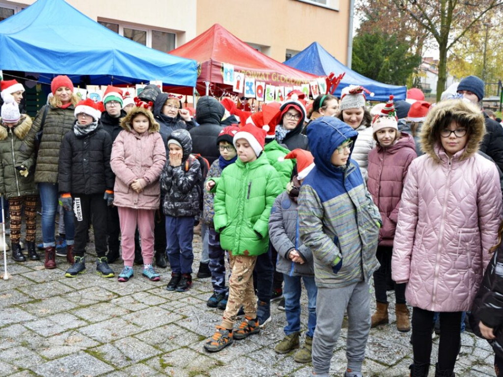 Mikołaj przyjechał wozem strażackim. Dzieci zachwycone [Zdjęcia]