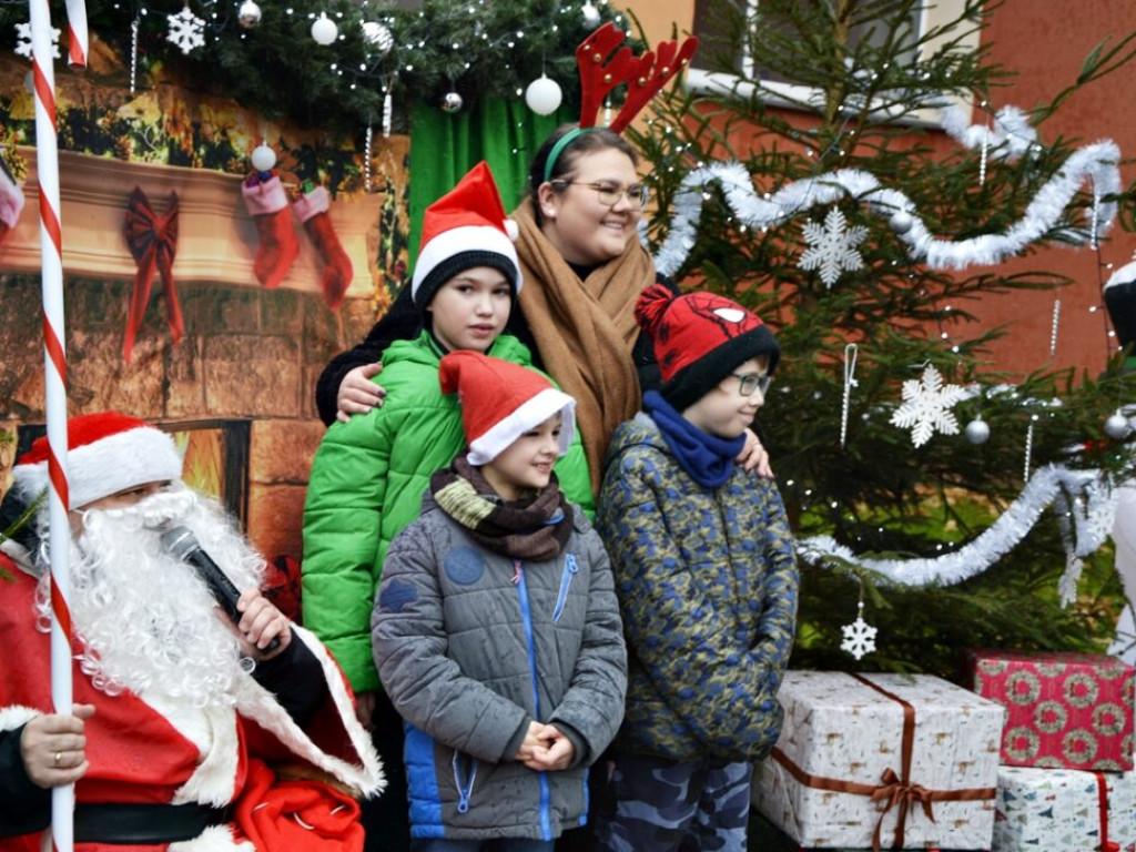 Mikołaj przyjechał wozem strażackim. Dzieci zachwycone [Zdjęcia]
