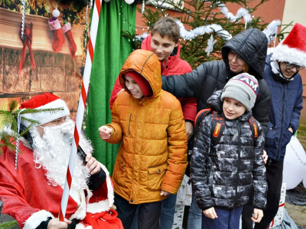 Mikołaj przyjechał wozem strażackim. Dzieci zachwycone [Zdjęcia]