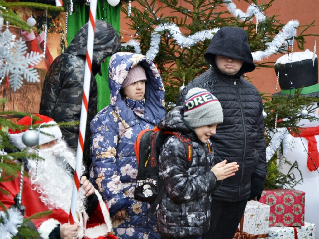Mikołaj przyjechał wozem strażackim. Dzieci zachwycone [Zdjęcia]