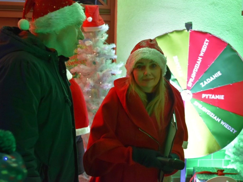 W centrum Grębocic ogromna choinka. Wspólnie zapalili lampki