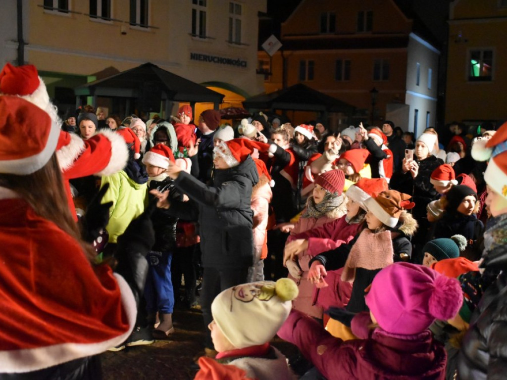 W centrum Grębocic ogromna choinka. Wspólnie zapalili lampki