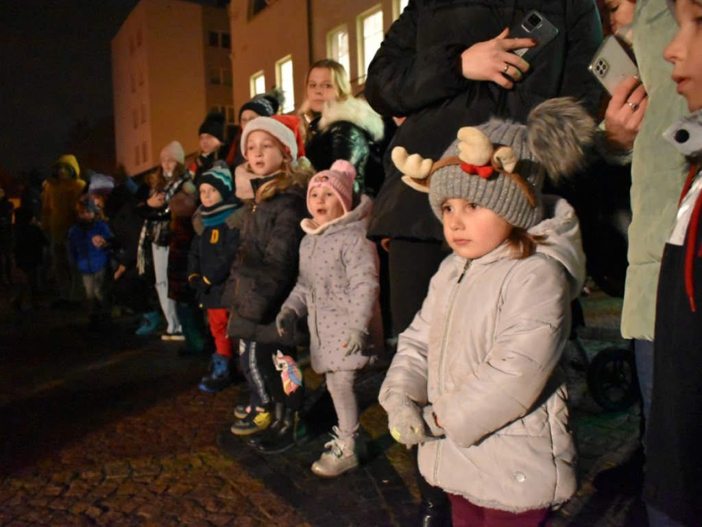 W centrum Grębocic ogromna choinka. Wspólnie zapalili lampki
