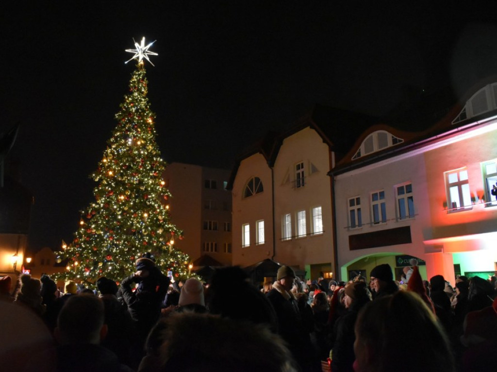 W centrum Grębocic ogromna choinka. Wspólnie zapalili lampki