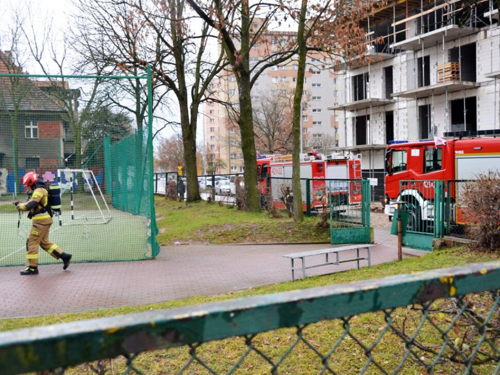 Ewakuacja szkoły. Było czuć duszący zapach. Na miejscu pracują strażacy [Zdjęcia]