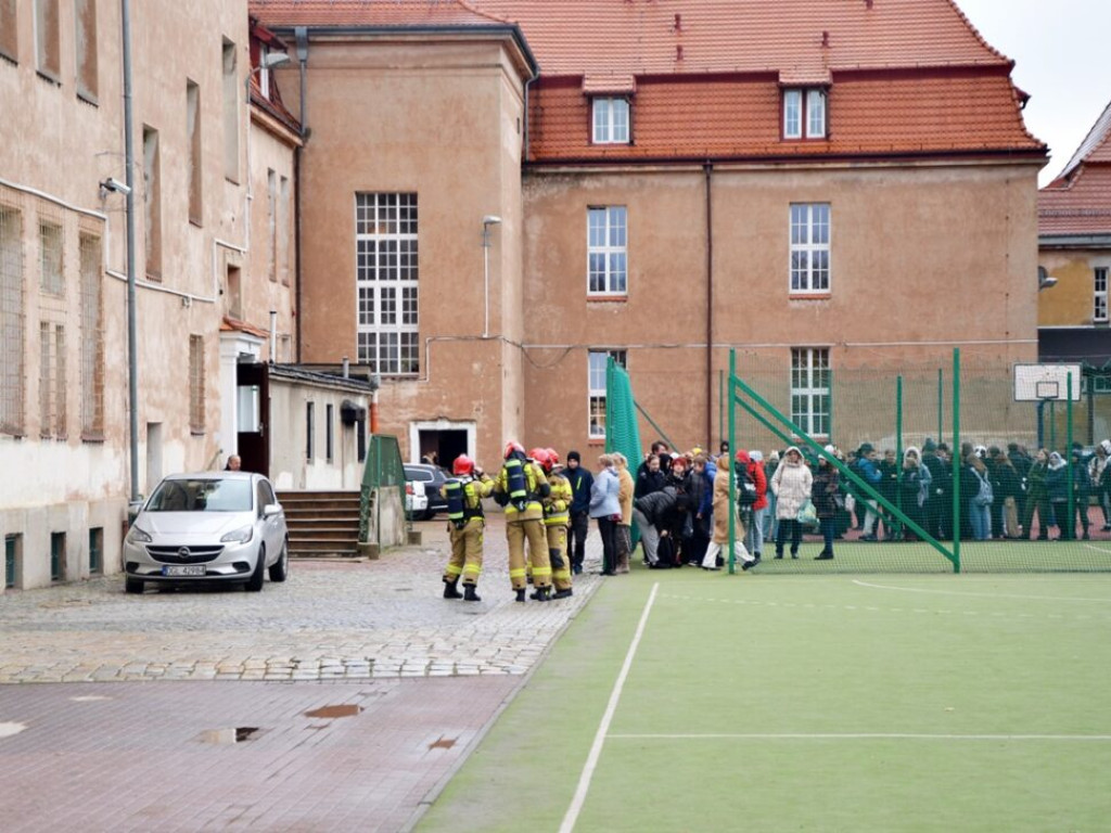 Ewakuacja szkoły. Było czuć duszący zapach. Na miejscu pracują strażacy [Zdjęcia]