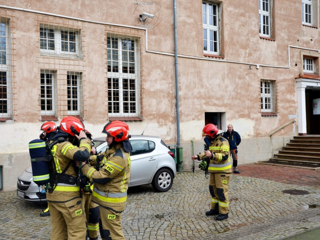 Ewakuacja szkoły. Było czuć duszący zapach. Na miejscu pracują strażacy [Zdjęcia]