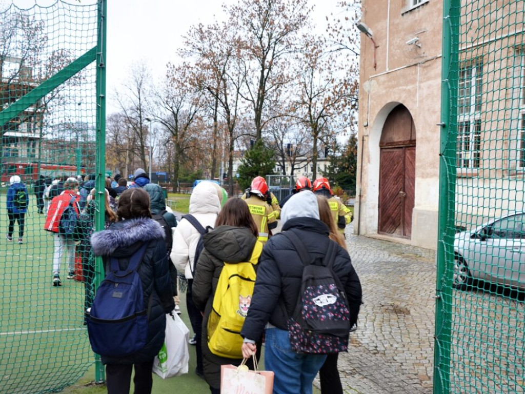 Ewakuacja szkoły. Było czuć duszący zapach. Na miejscu pracują strażacy [Zdjęcia]