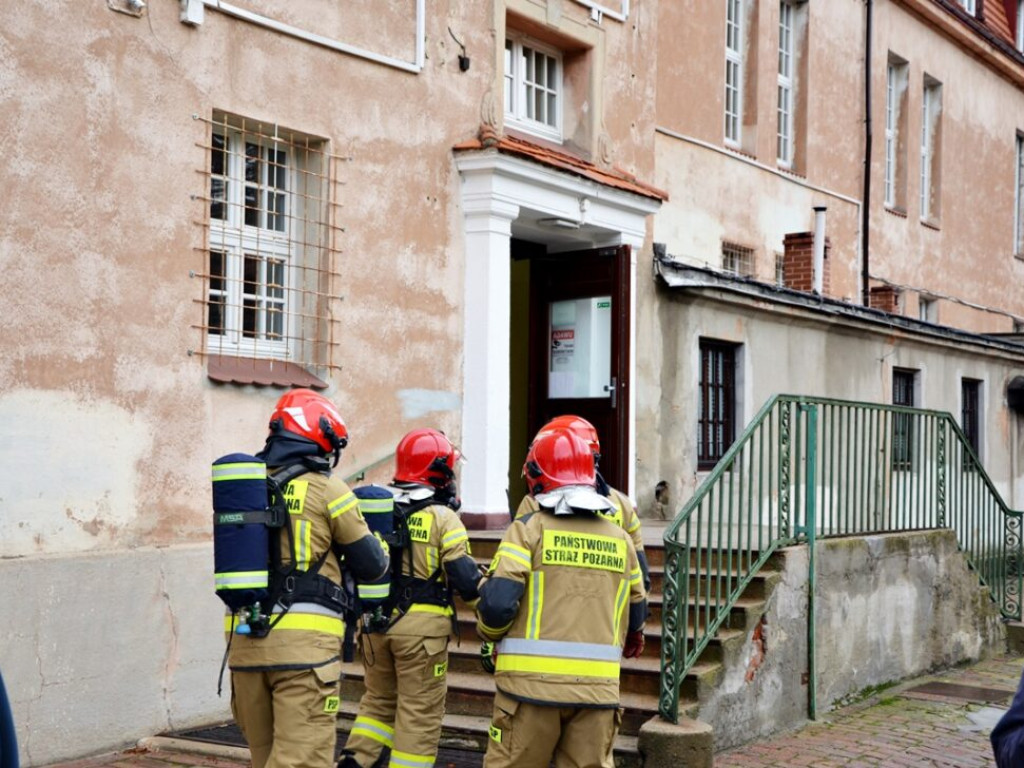 Ewakuacja szkoły. Było czuć duszący zapach. Na miejscu pracują strażacy [Zdjęcia]