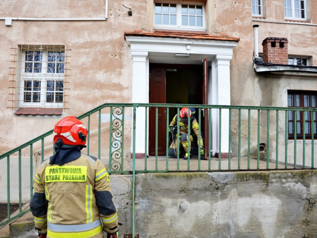 Ewakuacja szkoły. Było czuć duszący zapach. Na miejscu pracują strażacy [Zdjęcia]