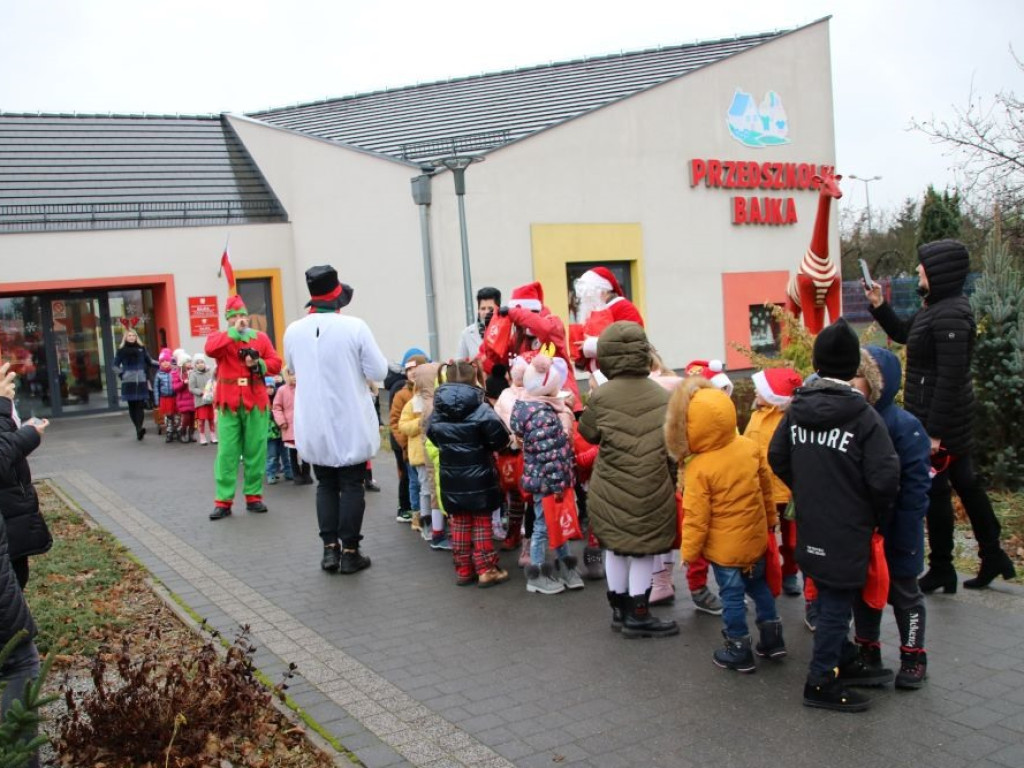 Mikołaj jeździ po szkołach i przedszkolach w Sławie. Lista grzecznych jest wyjątkowo długa