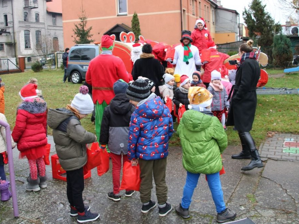 Mikołaj jeździ po szkołach i przedszkolach w Sławie. Lista grzecznych jest wyjątkowo długa