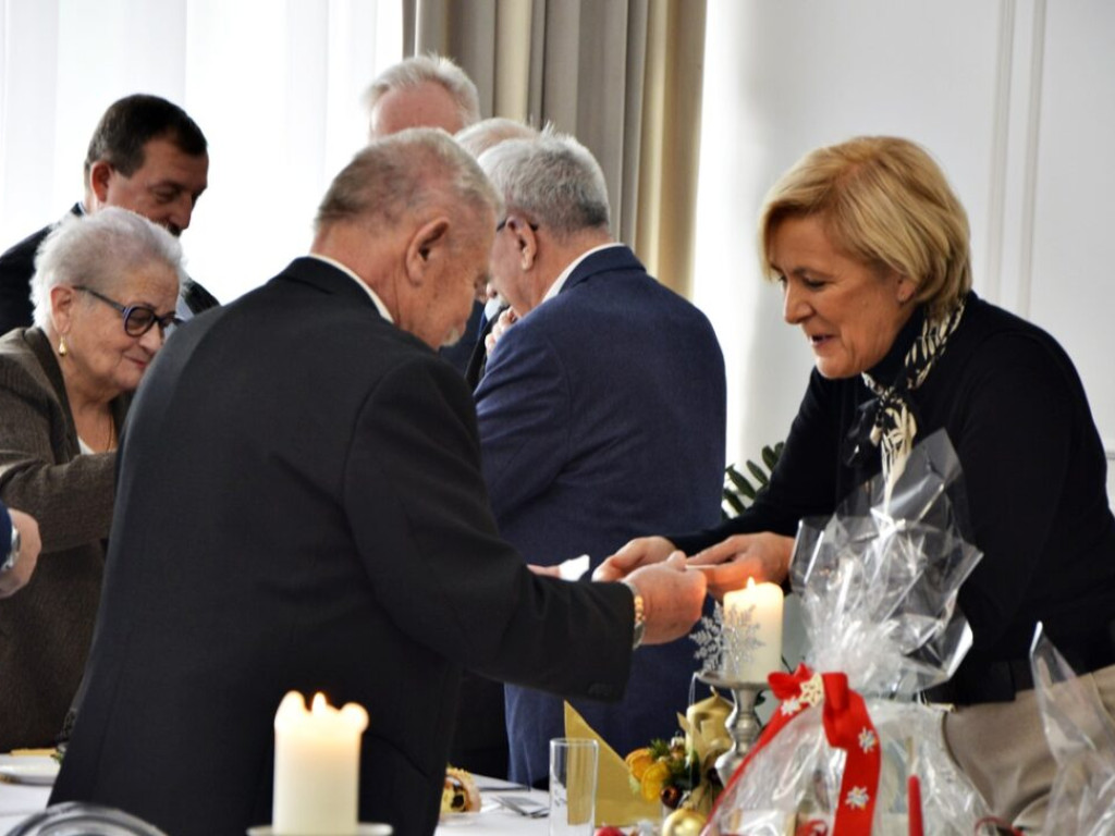 Świąteczne spotkanie weteranów. Jeden z nich skończył właśnie 96 lat [Zdjęcia]