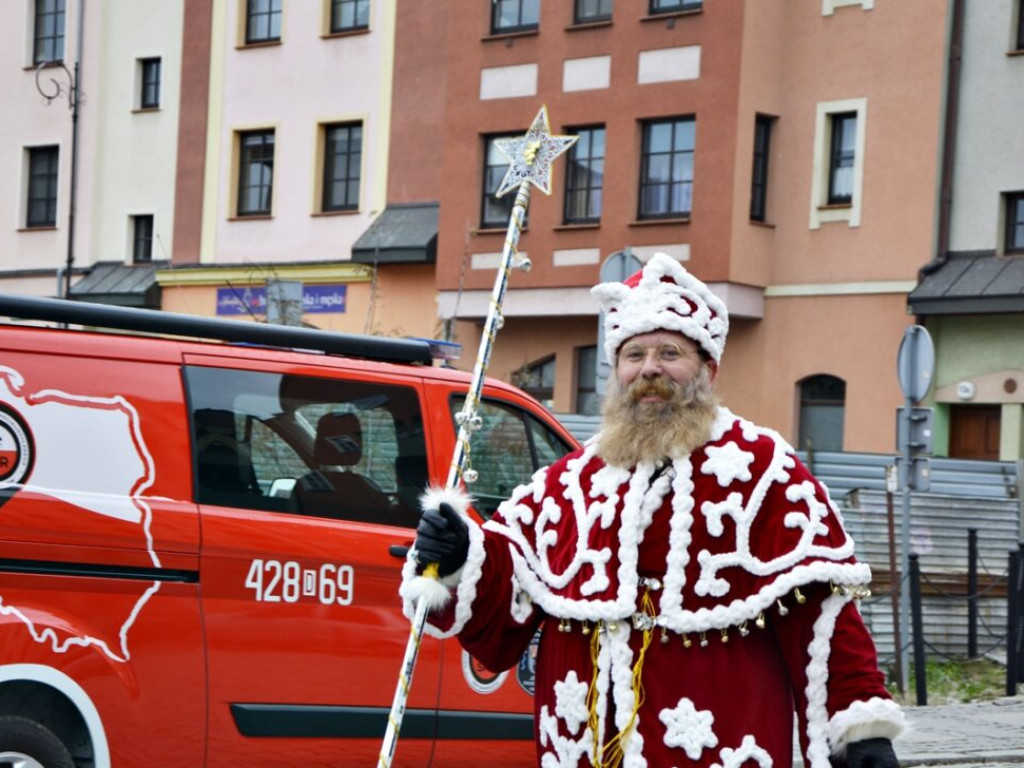 Dzwonią dzwonki... Rowerów. Mikołaje zamienili sanie na jednoślady i wyruszyli z paczkami do dzieci [Zdjęcia]