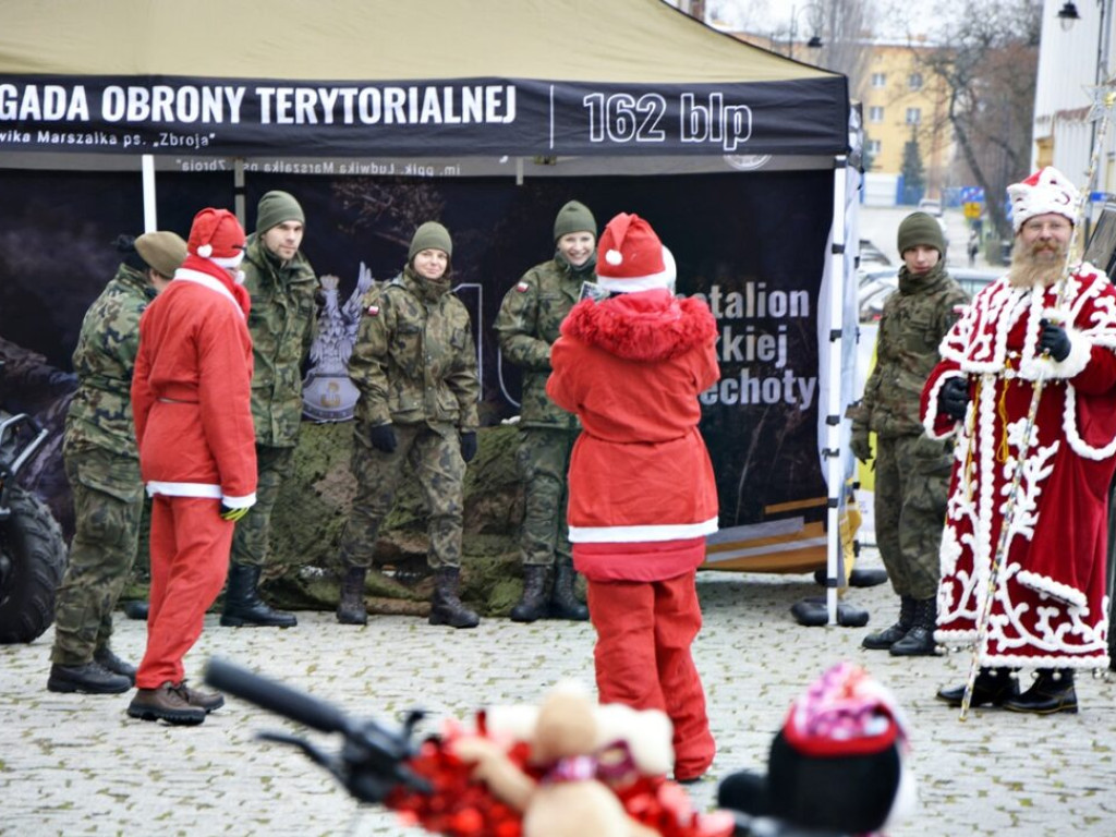Dzwonią dzwonki... Rowerów. Mikołaje zamienili sanie na jednoślady i wyruszyli z paczkami do dzieci [Zdjęcia]