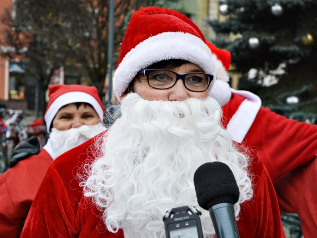 Dzwonią dzwonki... Rowerów. Mikołaje zamienili sanie na jednoślady i wyruszyli z paczkami do dzieci [Zdjęcia]