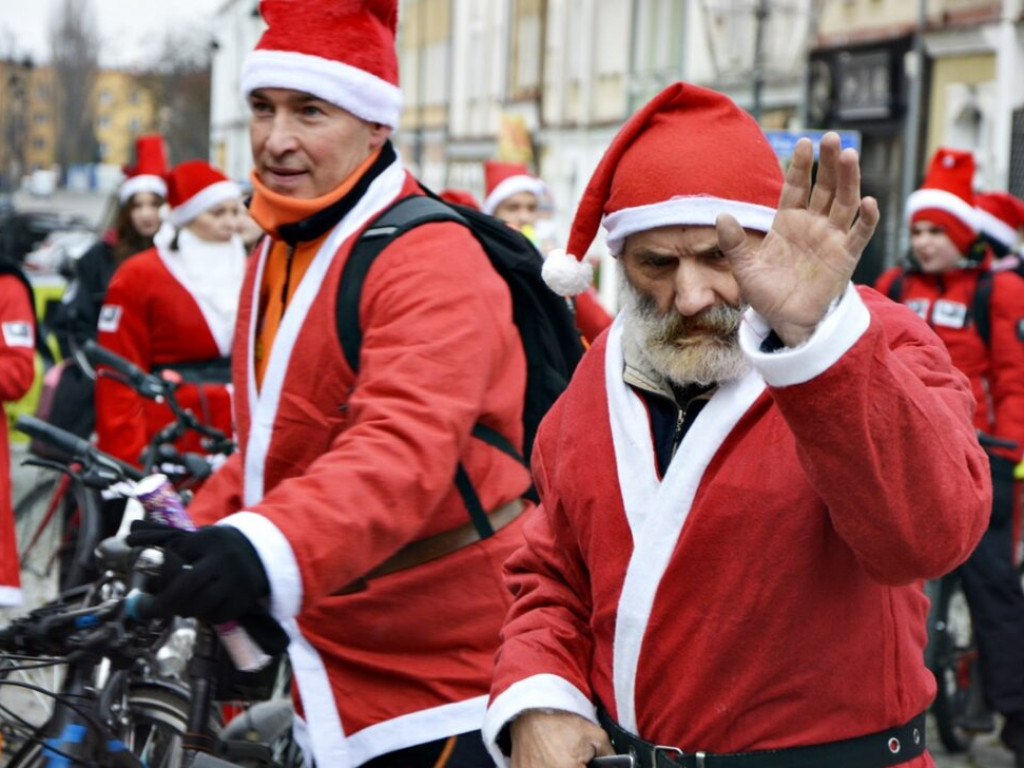 Dzwonią dzwonki... Rowerów. Mikołaje zamienili sanie na jednoślady i wyruszyli z paczkami do dzieci [Zdjęcia]