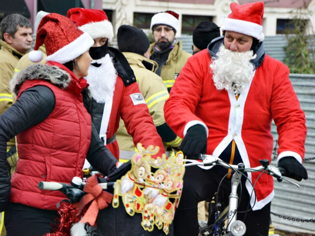 Dzwonią dzwonki... Rowerów. Mikołaje zamienili sanie na jednoślady i wyruszyli z paczkami do dzieci [Zdjęcia]
