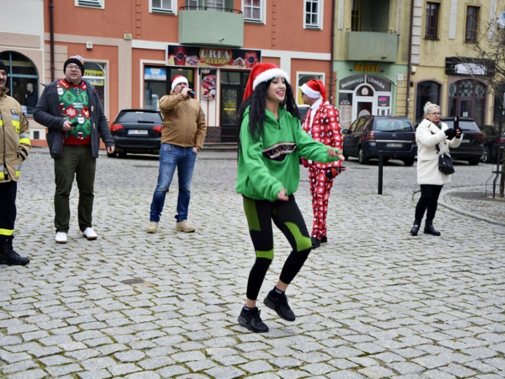 Dzwonią dzwonki... Rowerów. Mikołaje zamienili sanie na jednoślady i wyruszyli z paczkami do dzieci [Zdjęcia]