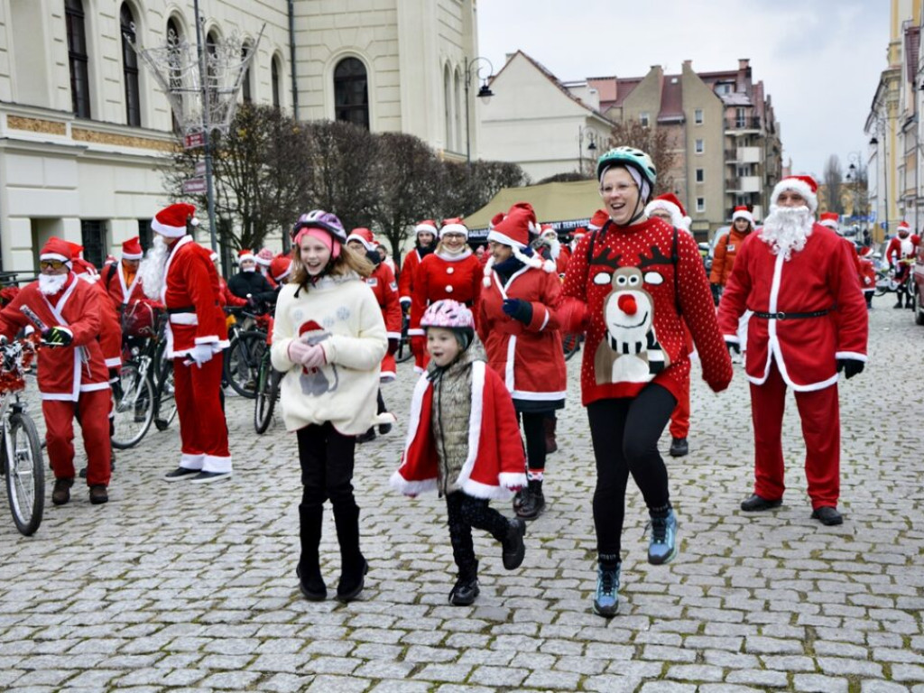 Dzwonią dzwonki... Rowerów. Mikołaje zamienili sanie na jednoślady i wyruszyli z paczkami do dzieci [Zdjęcia]