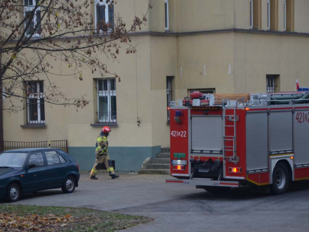 Starsza kobieta czuje się zagrożona. Służby jeżdżą regularnie, ale dziś jest ich więcej