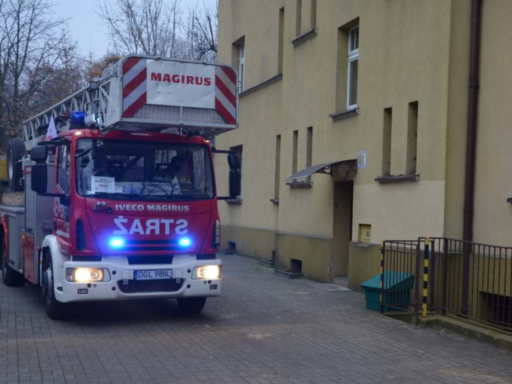 Starsza kobieta czuje się zagrożona. Służby jeżdżą regularnie, ale dziś jest ich więcej