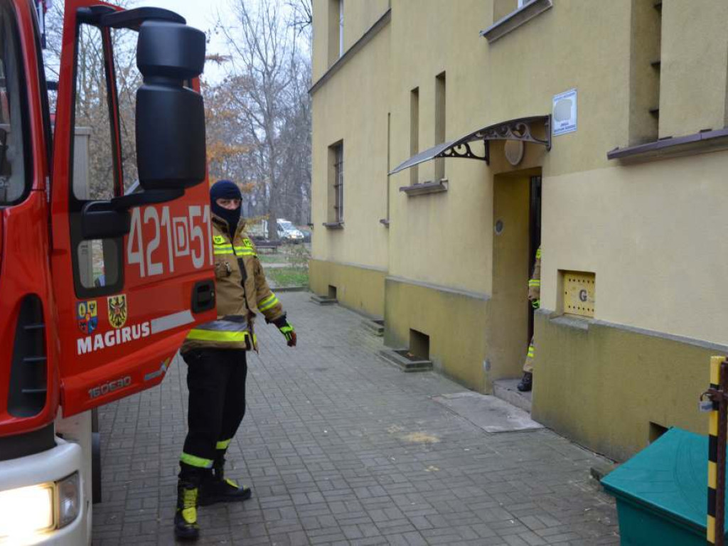 Starsza kobieta czuje się zagrożona. Służby jeżdżą regularnie, ale dziś jest ich więcej
