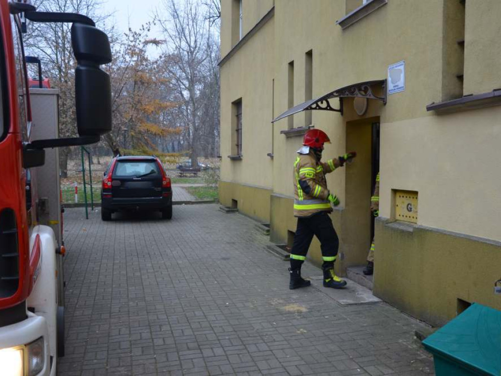 Starsza kobieta czuje się zagrożona. Służby jeżdżą regularnie, ale dziś jest ich więcej