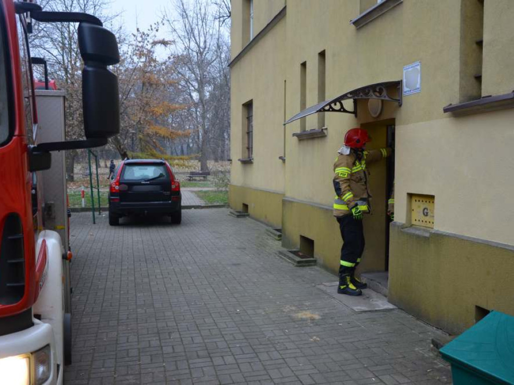 Starsza kobieta czuje się zagrożona. Służby jeżdżą regularnie, ale dziś jest ich więcej
