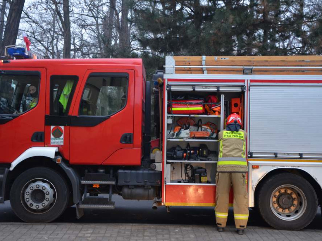 Starsza kobieta czuje się zagrożona. Służby jeżdżą regularnie, ale dziś jest ich więcej