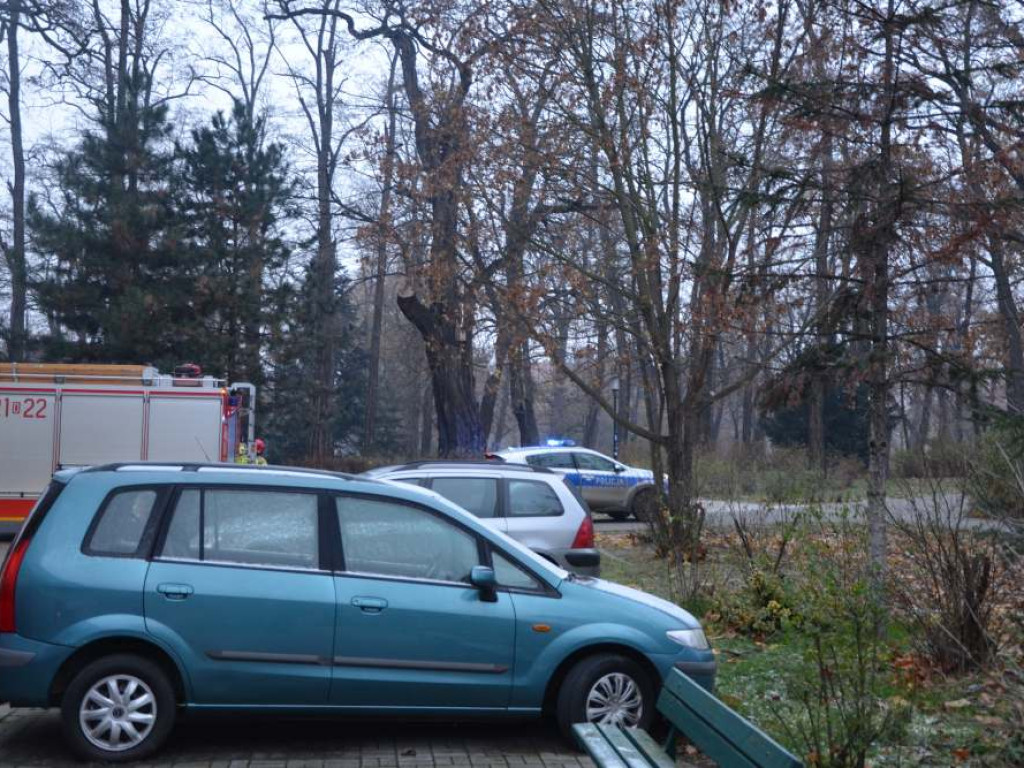 Starsza kobieta czuje się zagrożona. Służby jeżdżą regularnie, ale dziś jest ich więcej