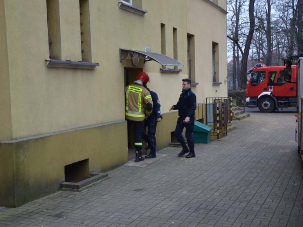 Starsza kobieta czuje się zagrożona. Służby jeżdżą regularnie, ale dziś jest ich więcej