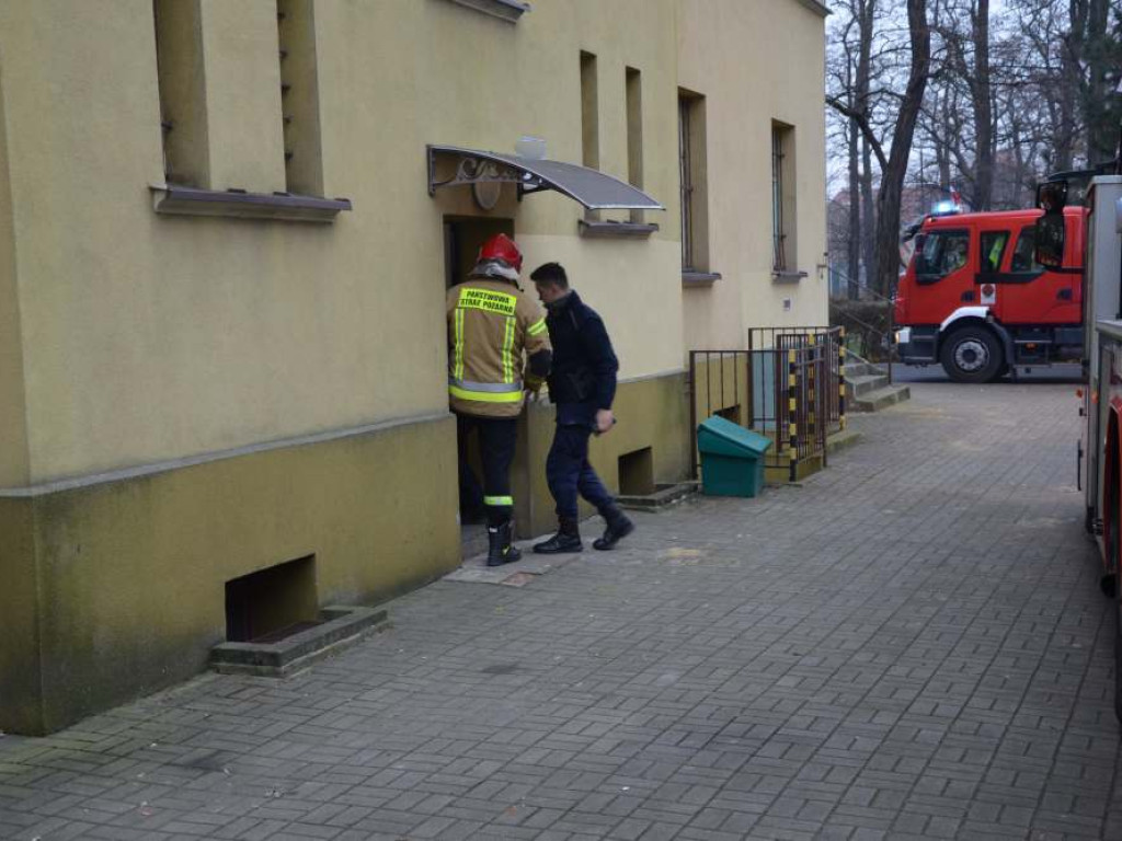 Starsza kobieta czuje się zagrożona. Służby jeżdżą regularnie, ale dziś jest ich więcej
