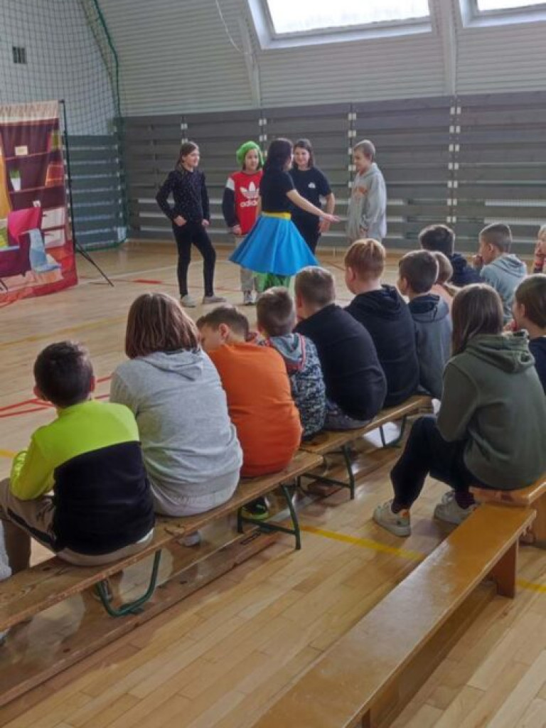 Bajki na żywo w szkole podstawowej w Kotli