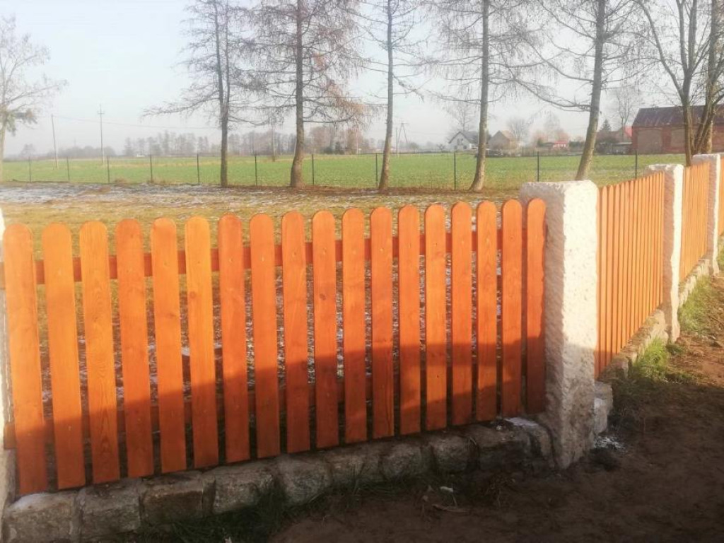 Widać różnicę! Nowe ogrodzenie cmentarza w Skidniowie