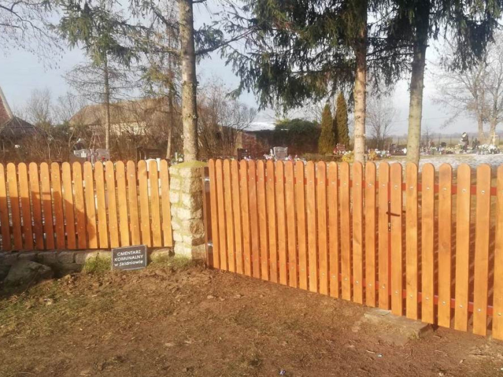 Widać różnicę! Nowe ogrodzenie cmentarza w Skidniowie