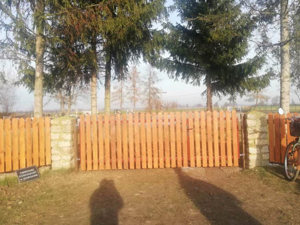 Widać różnicę! Nowe ogrodzenie cmentarza w Skidniowie