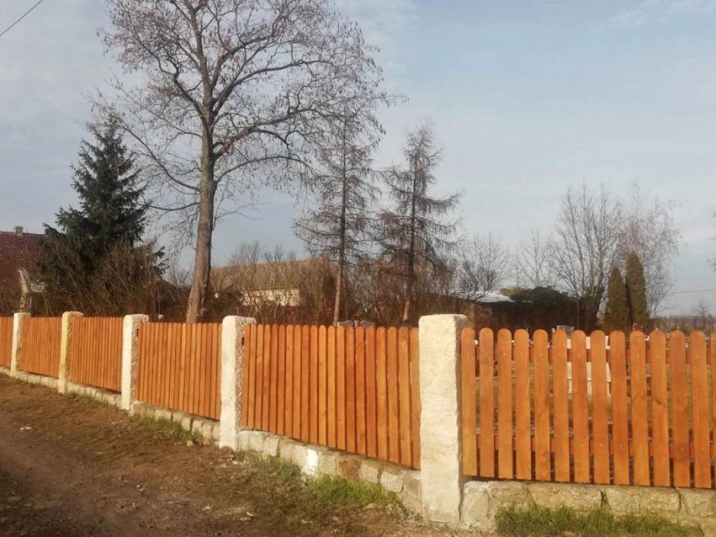 Widać różnicę! Nowe ogrodzenie cmentarza w Skidniowie