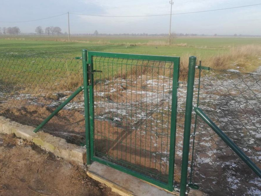 Widać różnicę! Nowe ogrodzenie cmentarza w Skidniowie