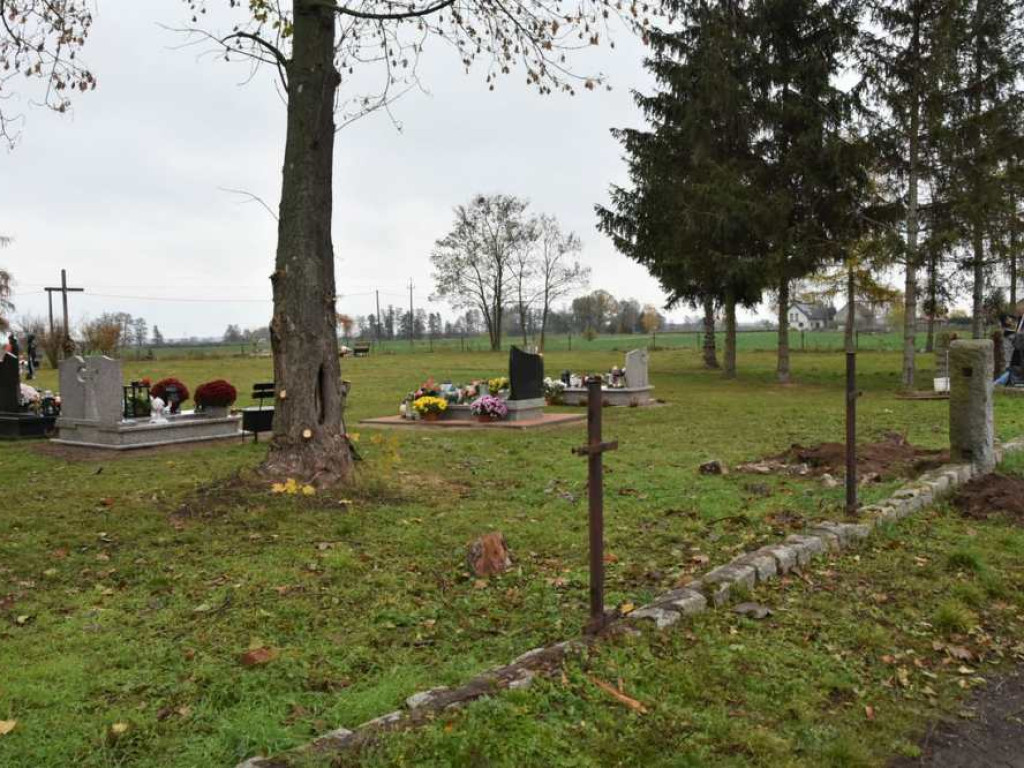 Widać różnicę! Nowe ogrodzenie cmentarza w Skidniowie