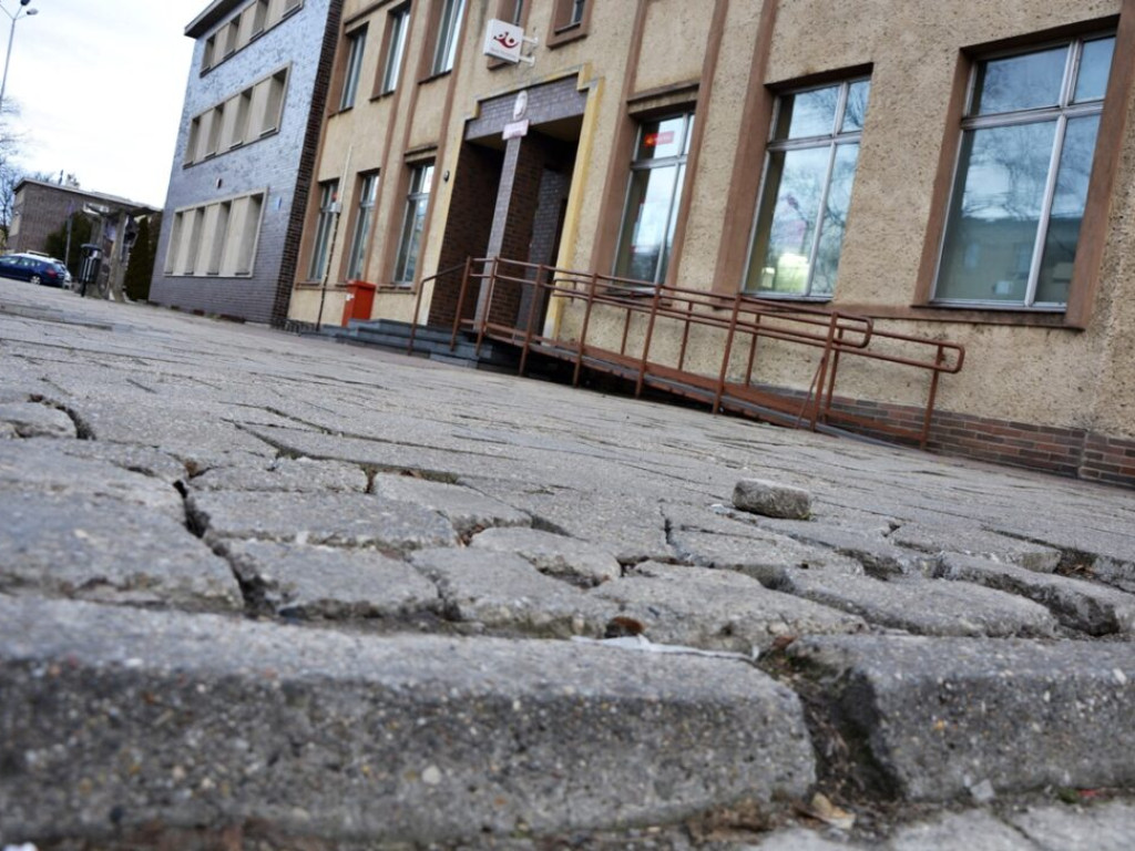 Batalia o chodnik skończona! Będzie remont przy poczcie głównej