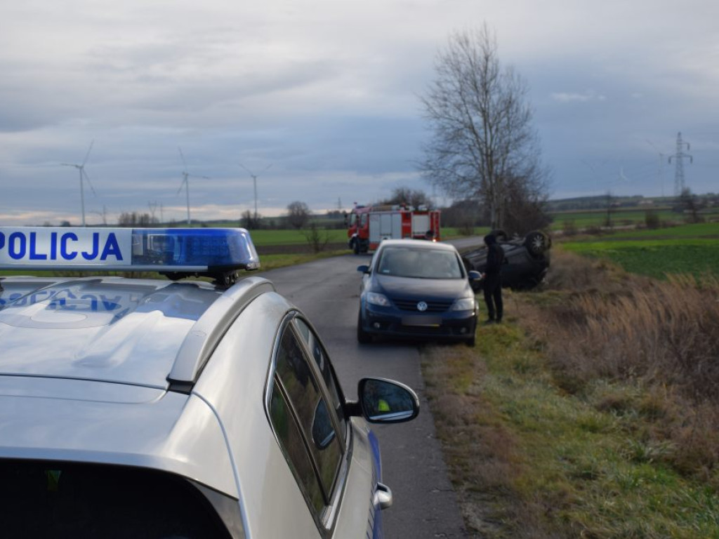 Kobieta w ciąży dachowała fiatem koło huty pod Głogowem